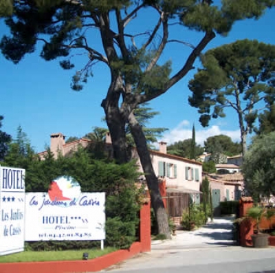 Pour un magnifique hotel 3 étoiles à l'entrée du village: découvrez Les Jardins de Cassis !