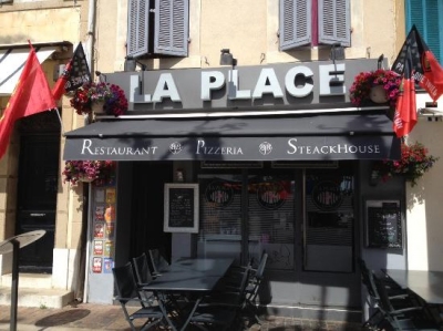 Restaurant La Place, pour un bon déjeuner à l'ombre des platanes